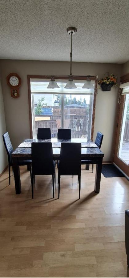 Spacious Comfortable Air-Conditioned. Near Airport! YYC Exterior foto
