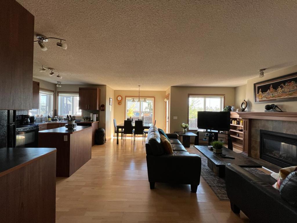 Spacious Comfortable Air-Conditioned. Near Airport! YYC Exterior foto